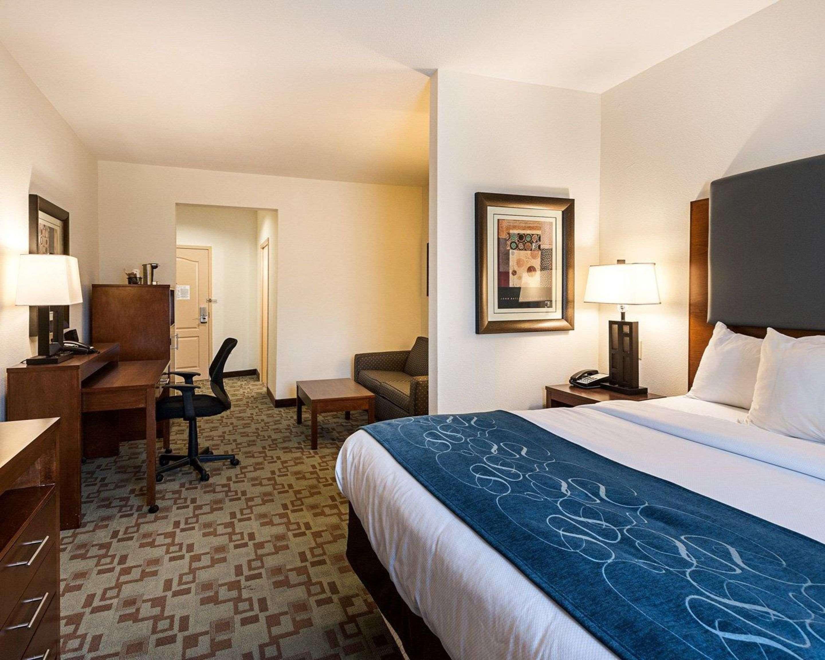 Comfort Suites Oil Center Lafayette Buitenkant foto