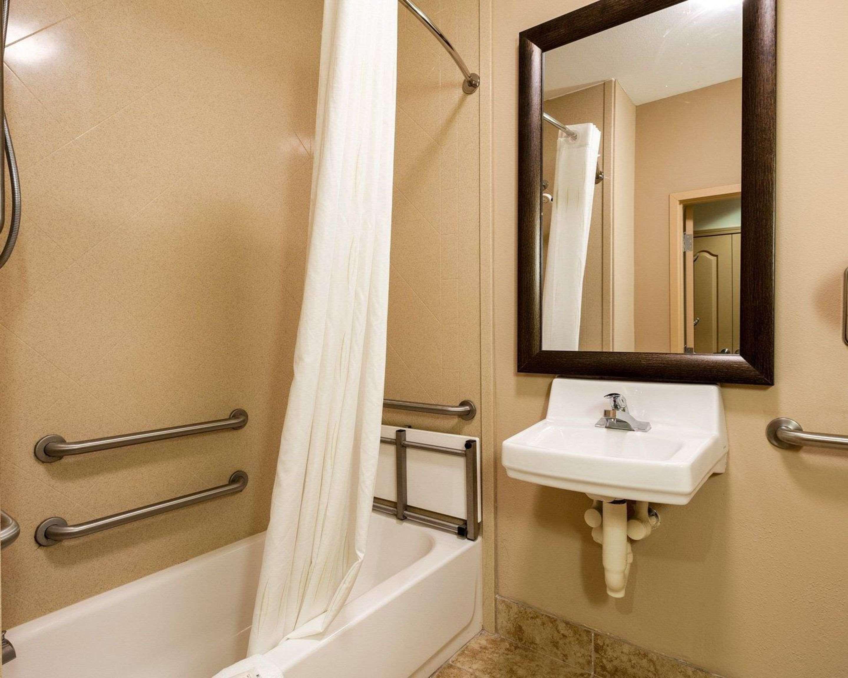 Comfort Suites Oil Center Lafayette Buitenkant foto