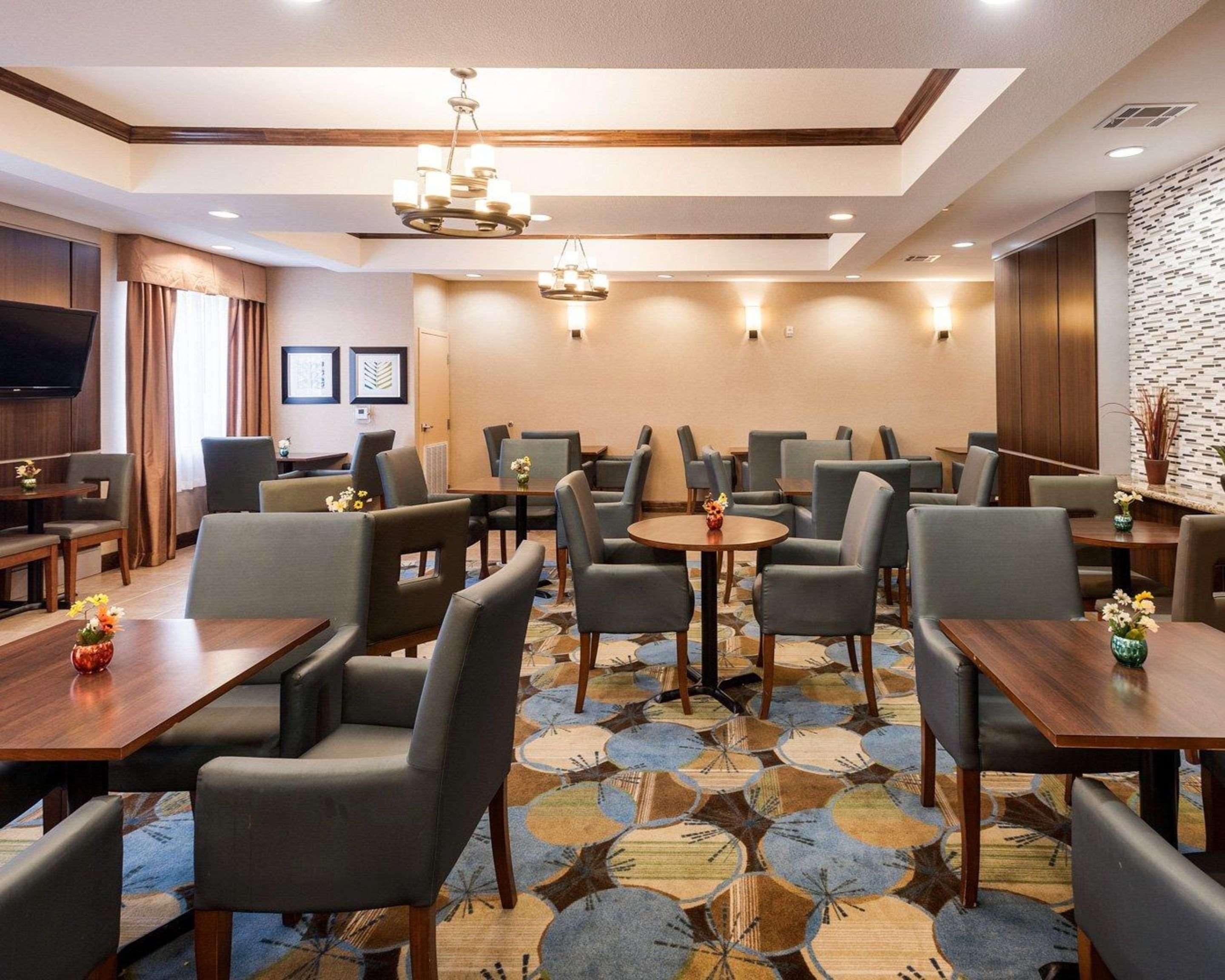 Comfort Suites Oil Center Lafayette Buitenkant foto