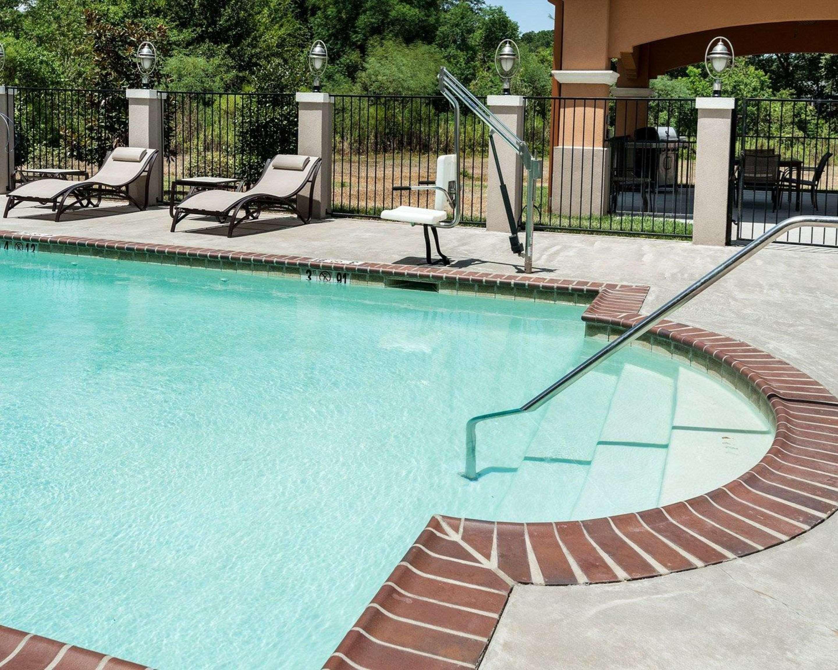 Comfort Suites Oil Center Lafayette Buitenkant foto