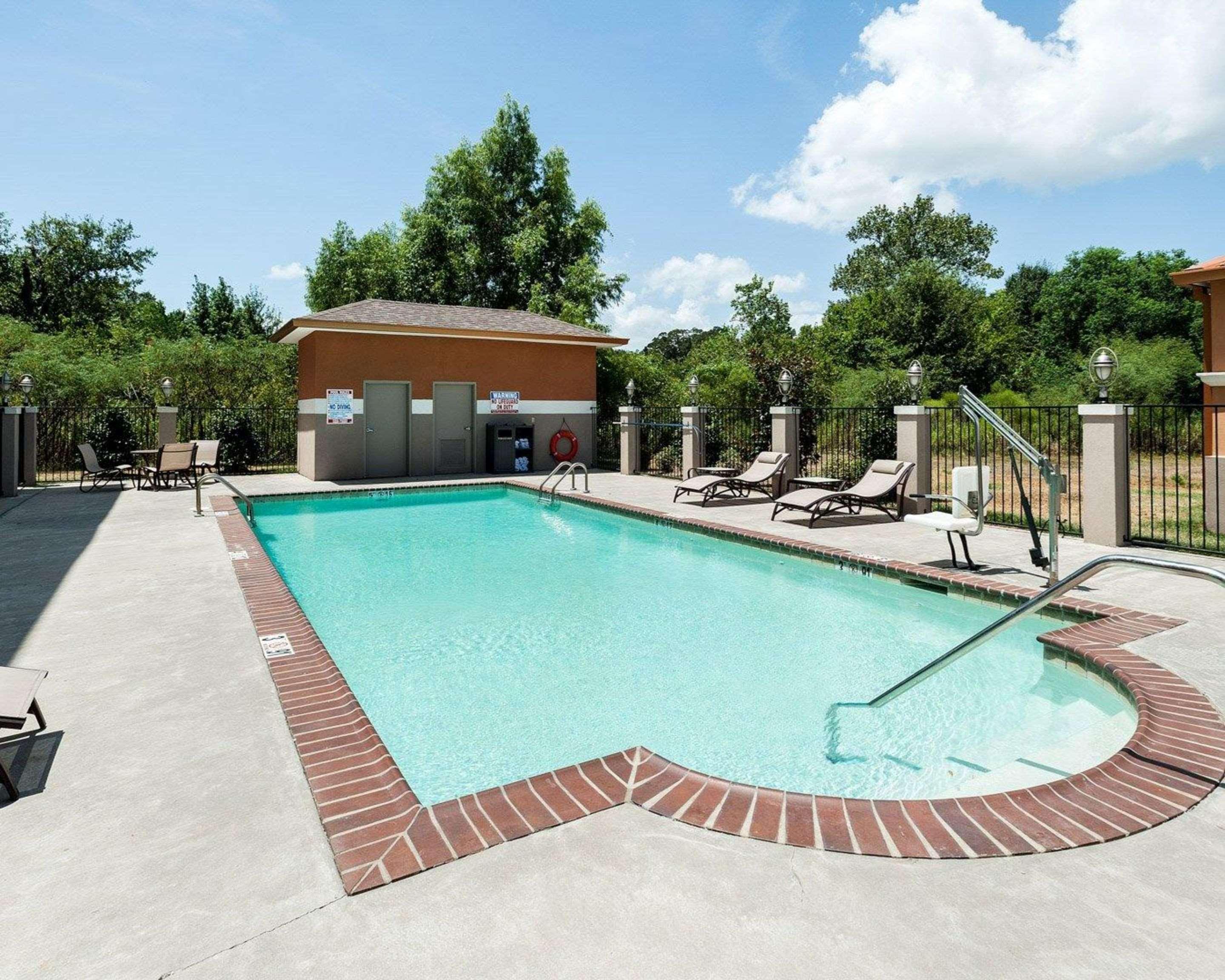 Comfort Suites Oil Center Lafayette Buitenkant foto