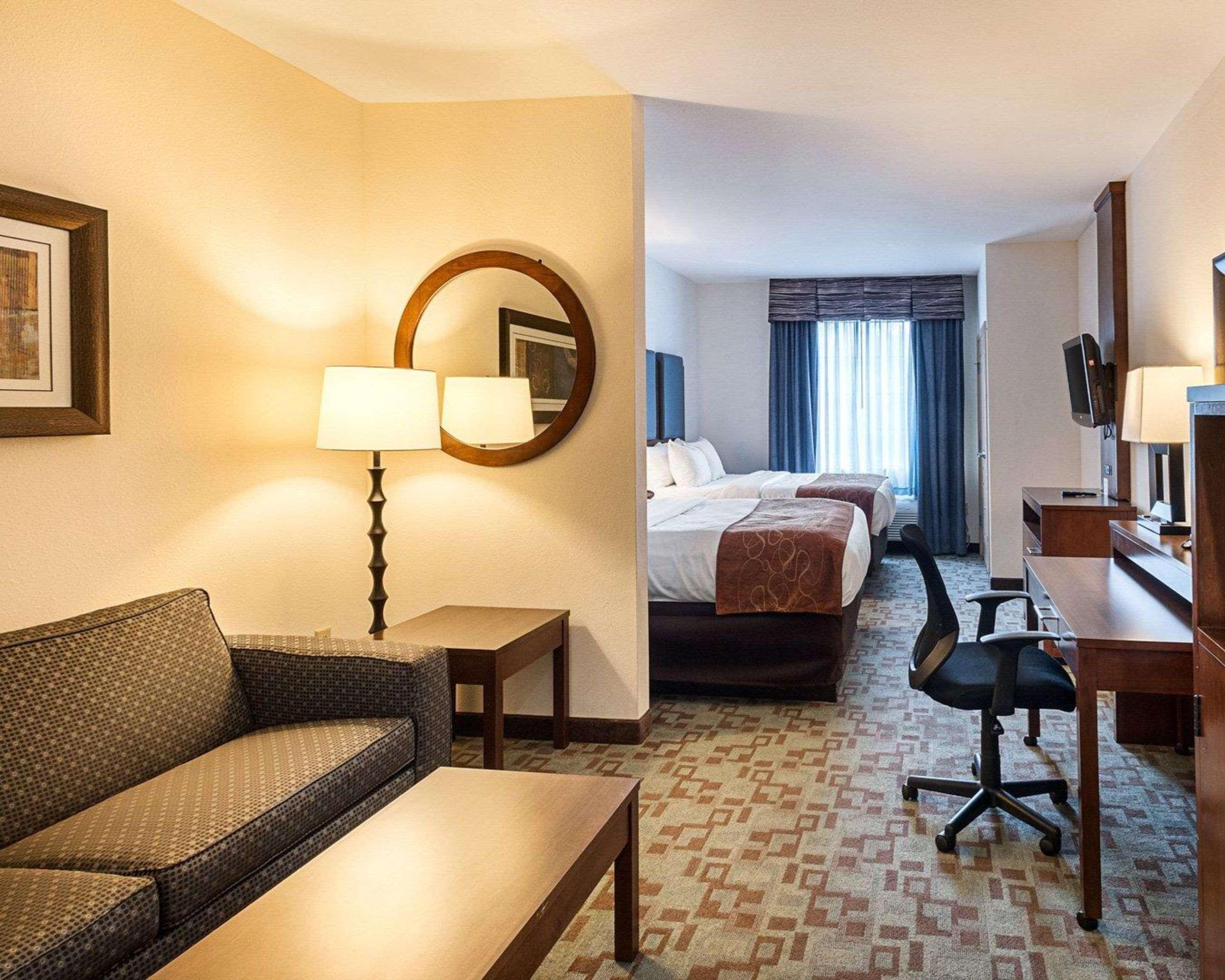 Comfort Suites Oil Center Lafayette Buitenkant foto