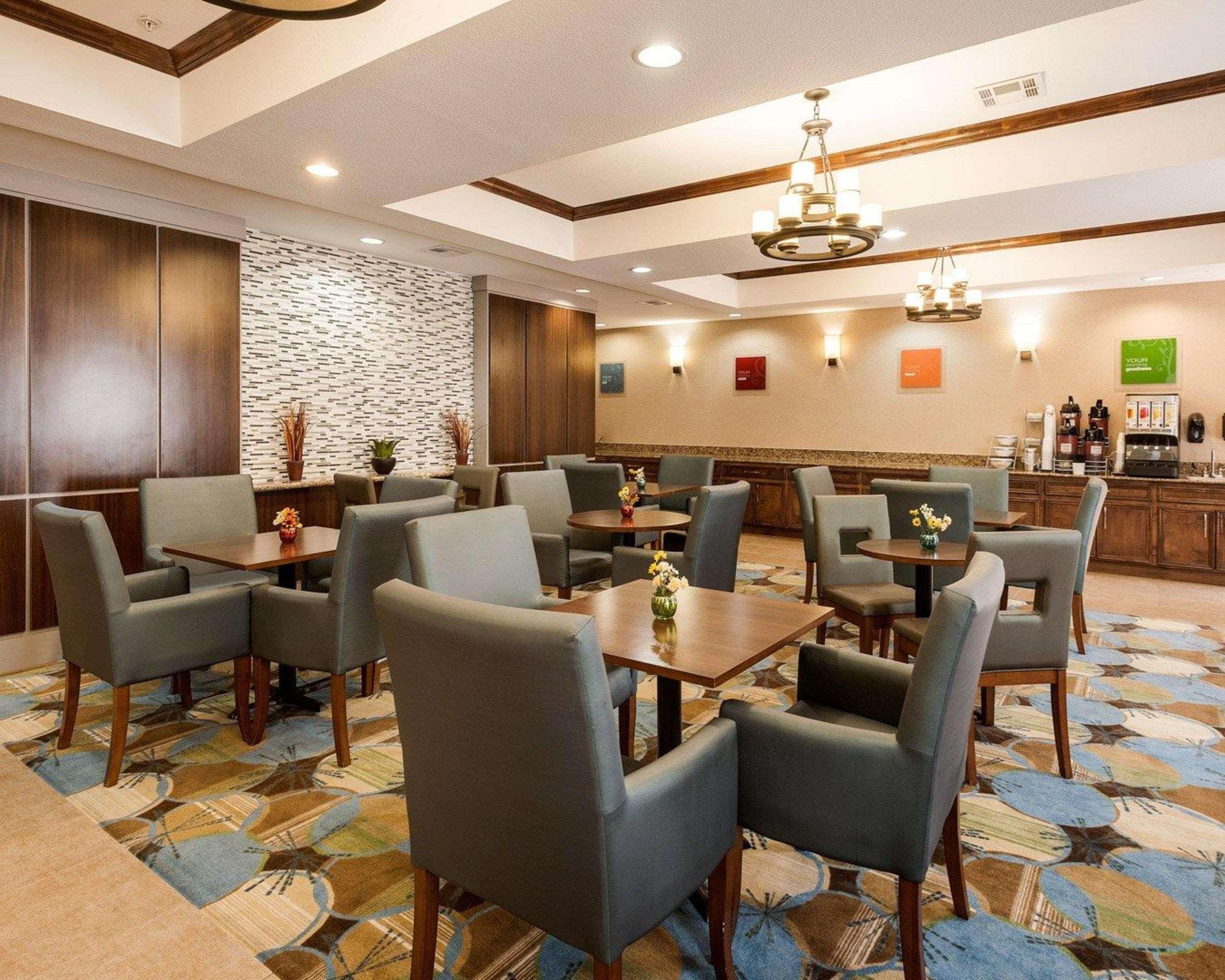 Comfort Suites Oil Center Lafayette Buitenkant foto