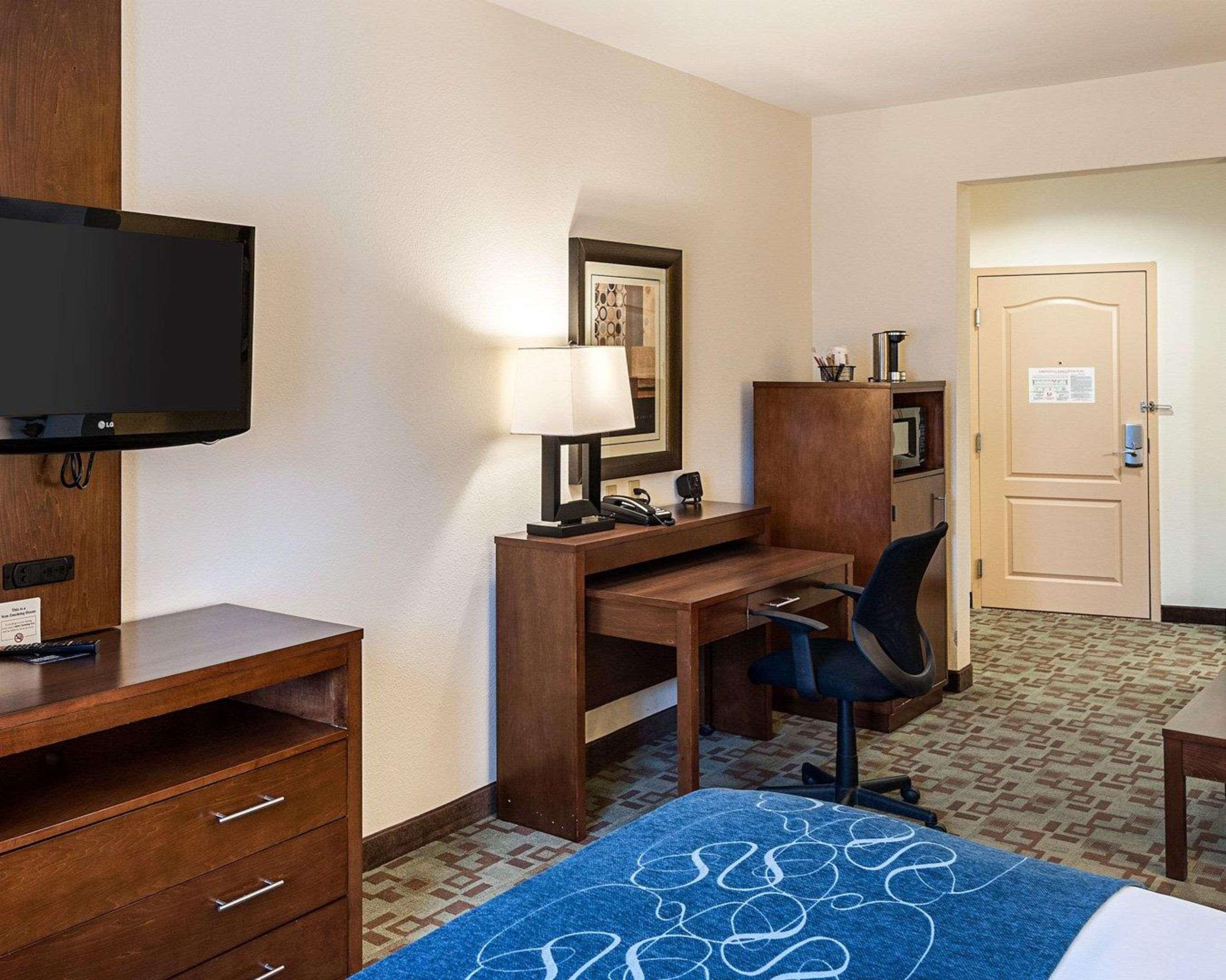 Comfort Suites Oil Center Lafayette Buitenkant foto