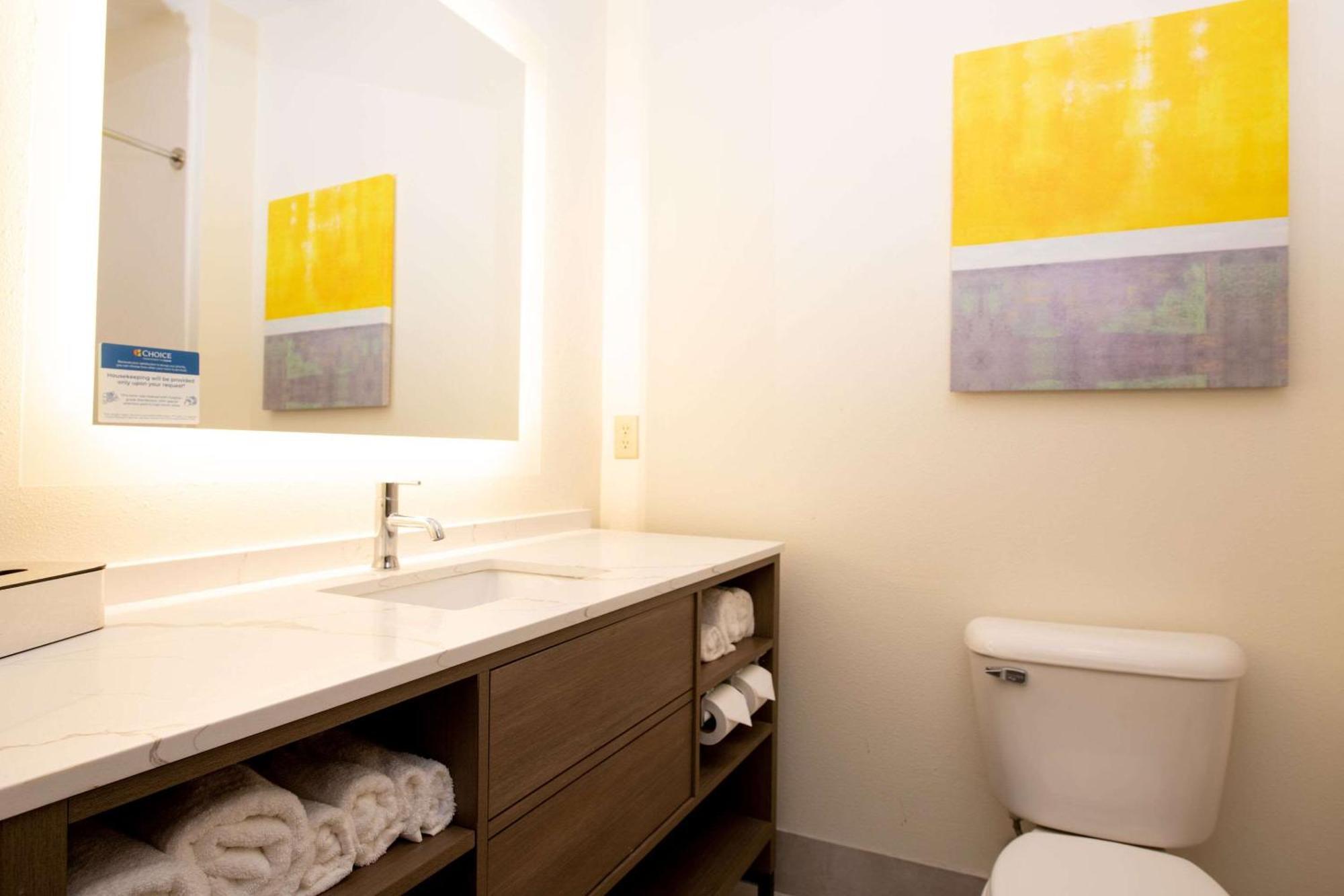 Comfort Suites Oil Center Lafayette Buitenkant foto