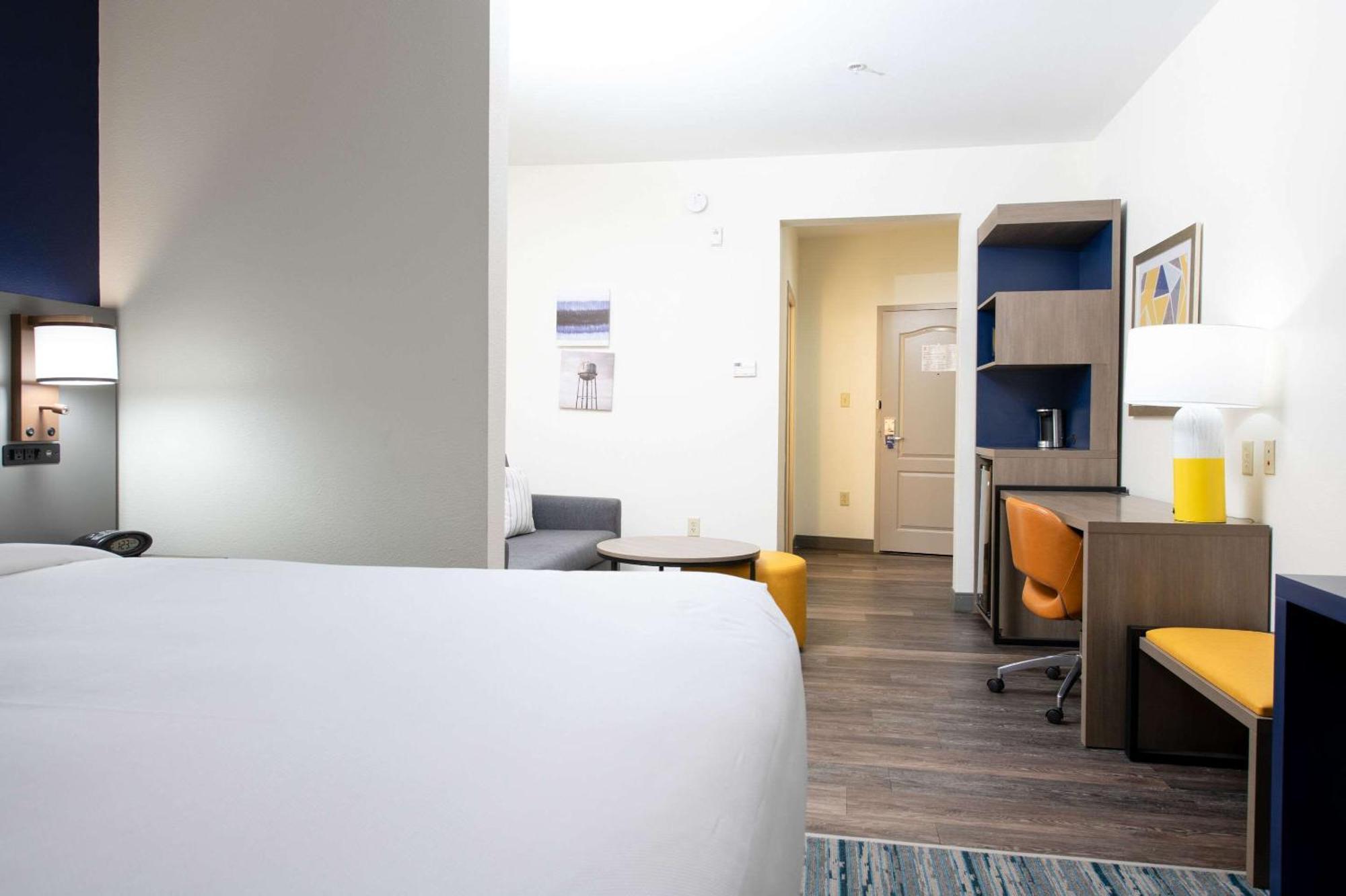 Comfort Suites Oil Center Lafayette Buitenkant foto