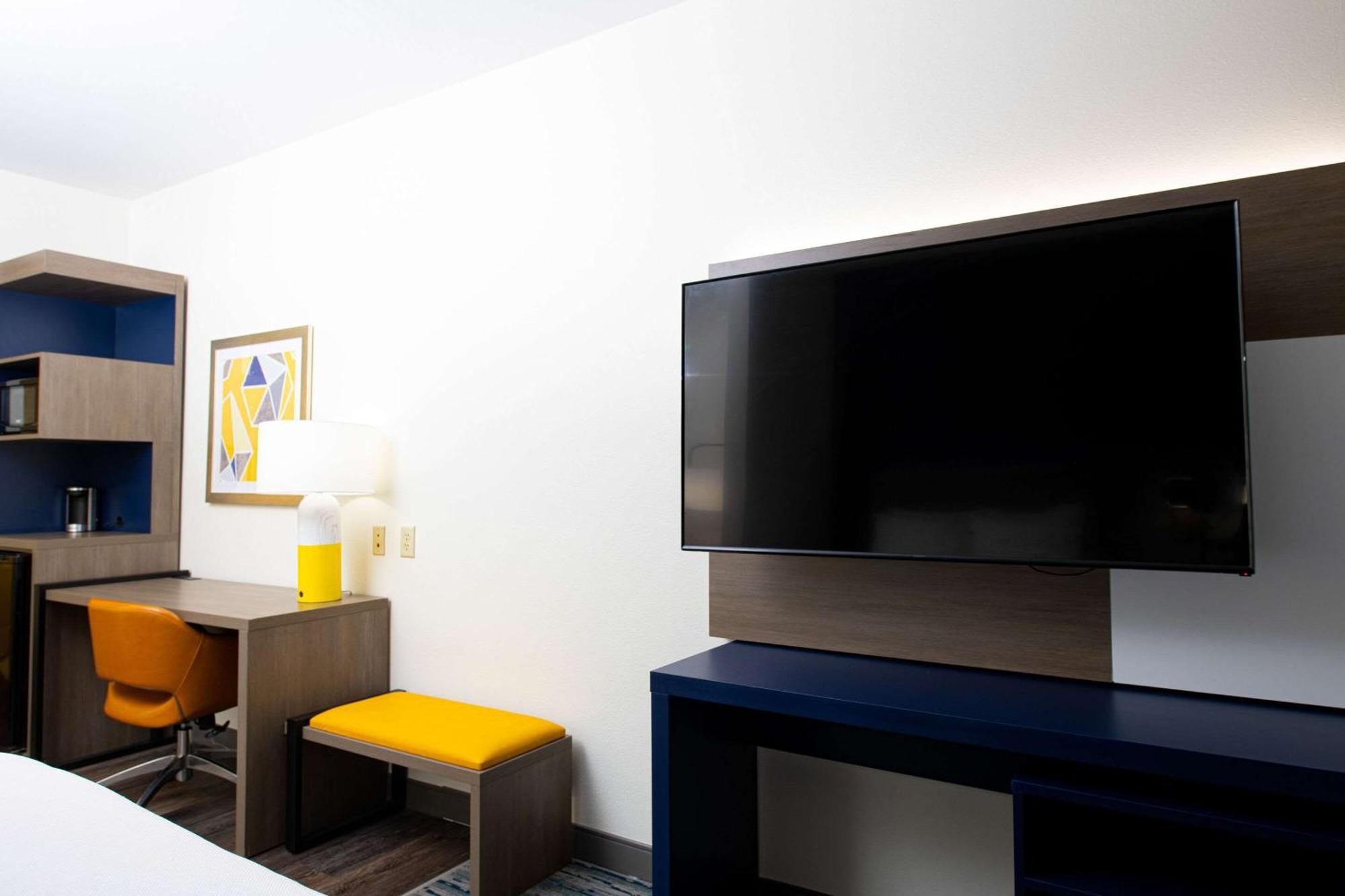 Comfort Suites Oil Center Lafayette Buitenkant foto